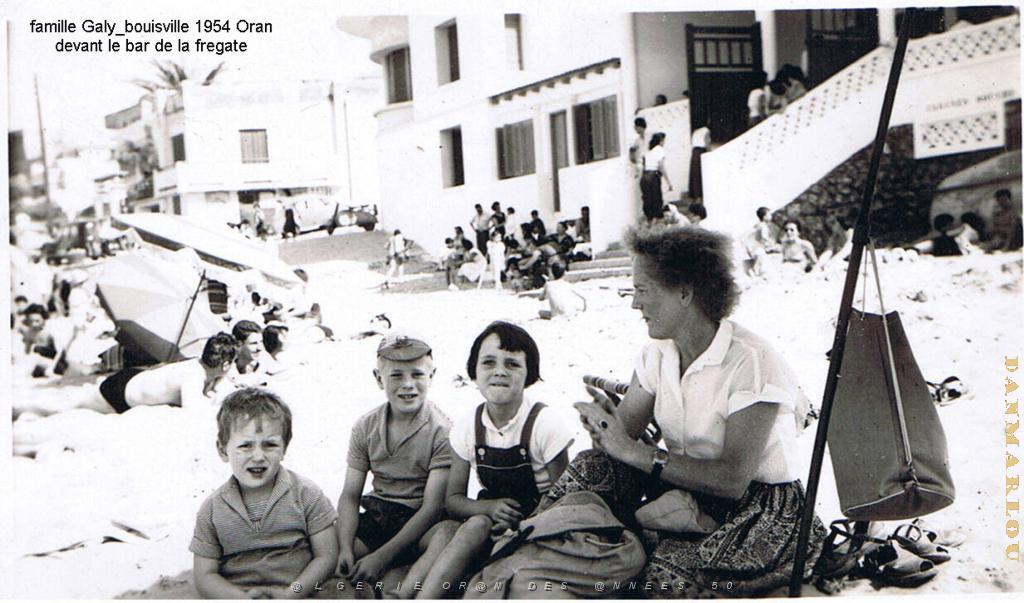 FAMILLE GALLY DEVANT BAR LA FREGATE BOUISVILLE 1954.JPG